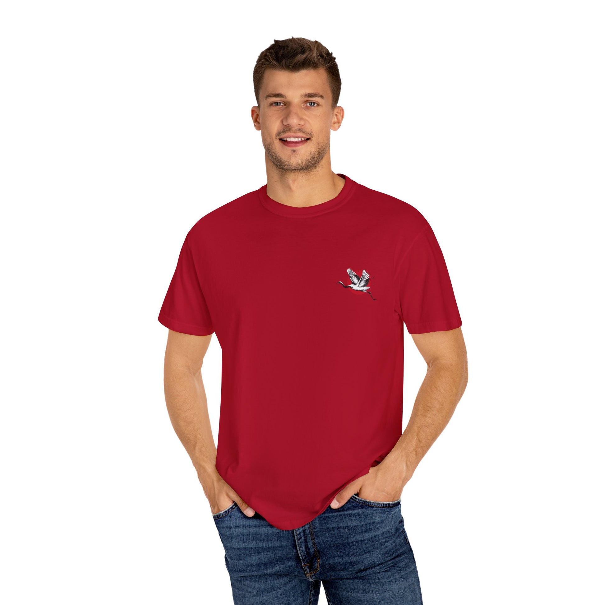 Garment-Dyed T-Shirt with Elegant Crane Print: Perfect for Casual Outings